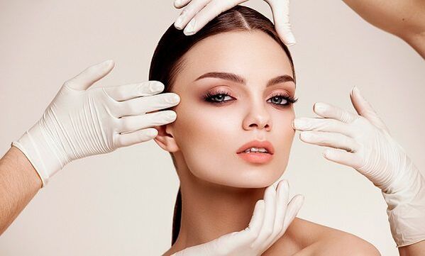 ხელები ხელთათმანებით გოგონას სახეზე