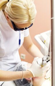 ექიმი ატარებს ფოტოთერმოლიზის პროცედურას